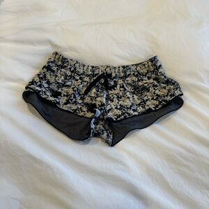 Lululemon Hotty Hot Floral Print Running Shorts - Black, White, Gray size 8